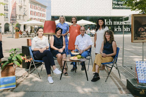 v.l.n.r. sitzend: Meltem Polatkan,m Eveline Mairer, BM Johannes Rauch, Ulrike Herburger; stehend: Julia Berchtold, Nikola Furtenbach, Sandra Schoch (© Dario Fink)