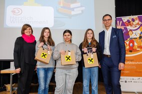 LH Wallner und Simone Strehle-Hechenberger mit den Gewinnerinnen des 17.999sten, 18.000sten und 18.001sten Finanzführerscheins