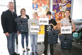 LSth. Christof Bitschi und Simone Strehle-Hechenberger mit den Gewinner:innen des 19.999sten, 20.000sten und 20.001sten Finanzführerscheins