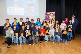 LH Wallner gratuliert einer Klasse der Sportmittelschule Satteins.