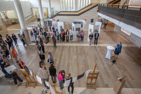 Die Eröffnung der Ausstellung Jutta Lutz-Diem, Leiterin des ifs Kinderschutz, begrüßt die Gäste