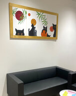 Die Bilder der jugendlichen Künstler:innen sorgen in den Beratungsräumen für Farbe. Die Bilder der jugendlichen Künstler:innen sorgen in den Beratungsräumen für Farbe.